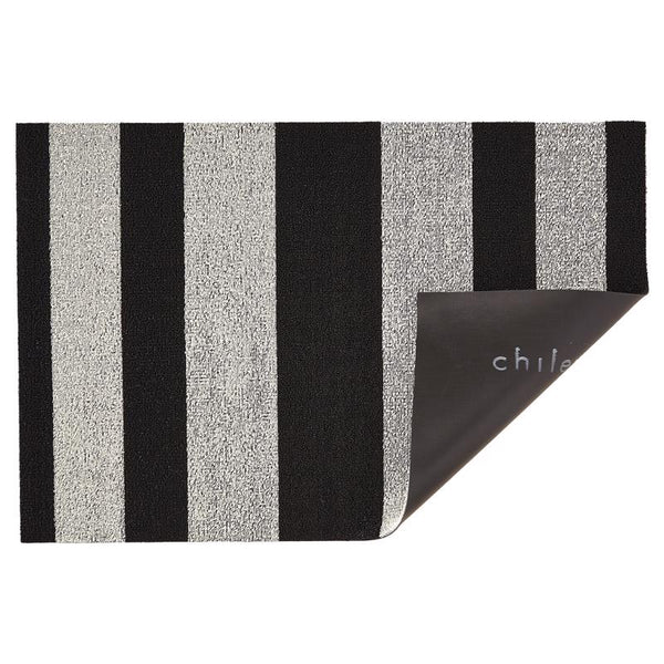 Alfombrilla multiusos de poliéster y vinilo con rayas en blanco y negro de Chilewich de 24 pulgadas de ancho x 36 pulgadas de largo