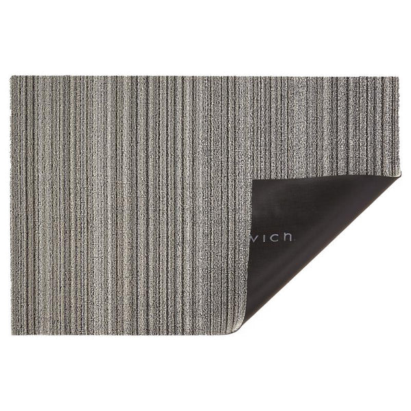 Alfombrilla utilitaria de poliéster/vinilo con rayas delgadas de color gris y blanco de Chilewich de 24 pulgadas de ancho x 36 pulgadas de largo