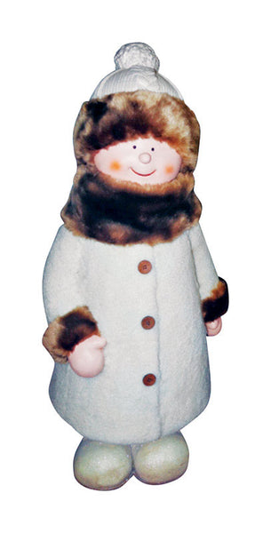 Chica alpina con abrigo y sombrero de invierno, decoración de jardín