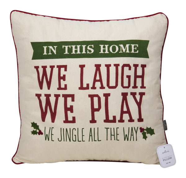 Almohada navideña de tela blanca, verde y roja Hallmark In This Home We Laugh We Play We Jingle All The Way (paquete de 2)