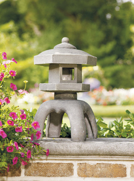 Estatua de pagoda de 17 pulgadas de alto de piedra y resina gris de Living Accents