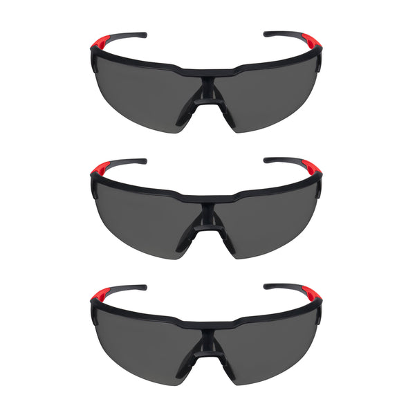 Gafas de seguridad antivaho Milwaukee con lentes tintadas, marco negro y rojo, paquete de 3