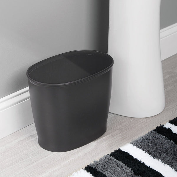 Papelera ovalada Kent de InterDesign en color negro