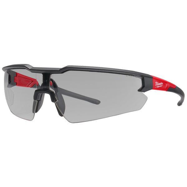 Gafas de seguridad antivaho Milwaukee con lentes grises y marco negro y rojo