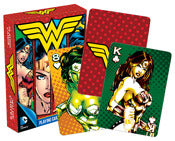 WONDER WOMEN JUGANDO A LAS CARTAS