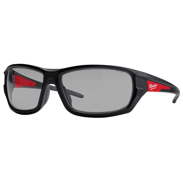 Gafas de seguridad antivaho resistentes a impactos de Milwaukee Performance con lentes grises y marco negro/rojo
