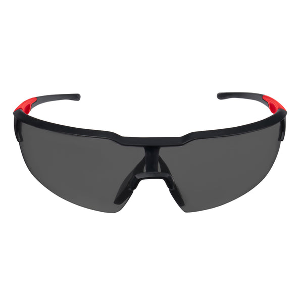 Gafas de seguridad antivaho Milwaukee con lentes tintadas, marco negro/rojo, 1 pieza.
