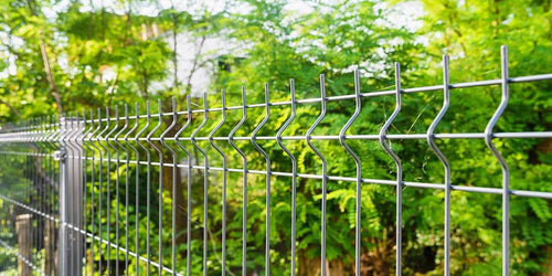 How To Choose a Wire Fence for Your Outdoor DIY Project