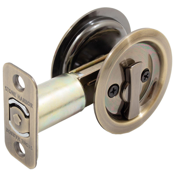 Cerradura para puerta de bolsillo redonda, pestillo para privacidad (dormitorio/baño), retroceso de 2-3/4", RCL, latón antiguo de Stone Harbor Hardware